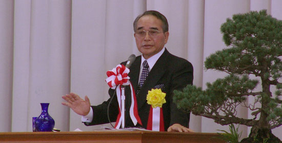 創立120周年（平成16年/2004年）時、大村高校で講演　杉田亮毅（すぎた りょうき)先輩 （日本経済新聞社社長、当時）