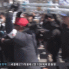 【韓国は暴力と未開の土人国】日本の共同通信記者が取材中、脚立（きゃたつ）で頭を殴られる