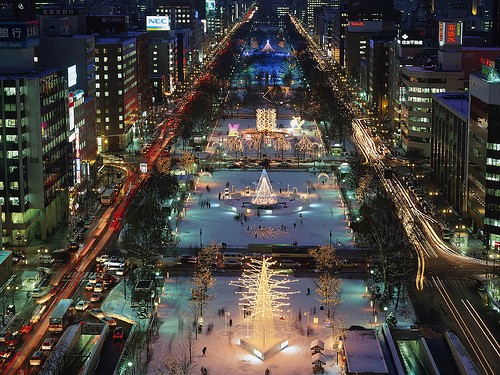 冬の大通公園で、札幌雪祭りが開催される。