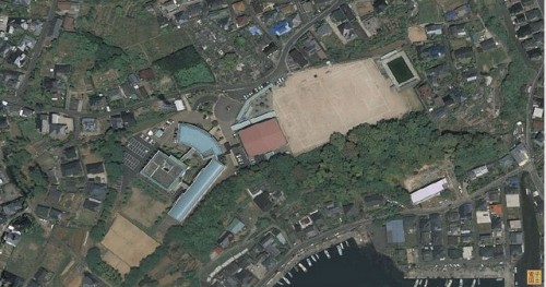 最近の玖島中学 以前のグランドが校舎になり、校舎の場所がグランドになっています。プールと体育館は元のままです。