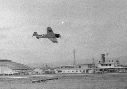 戦後35年目に、大村上空で飛行する里帰りした本物のゼロ戦52型 　昭和55年/1980
