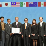 【日本が世界の中心に戻ってきた】TPPの署名、日本代表は和服